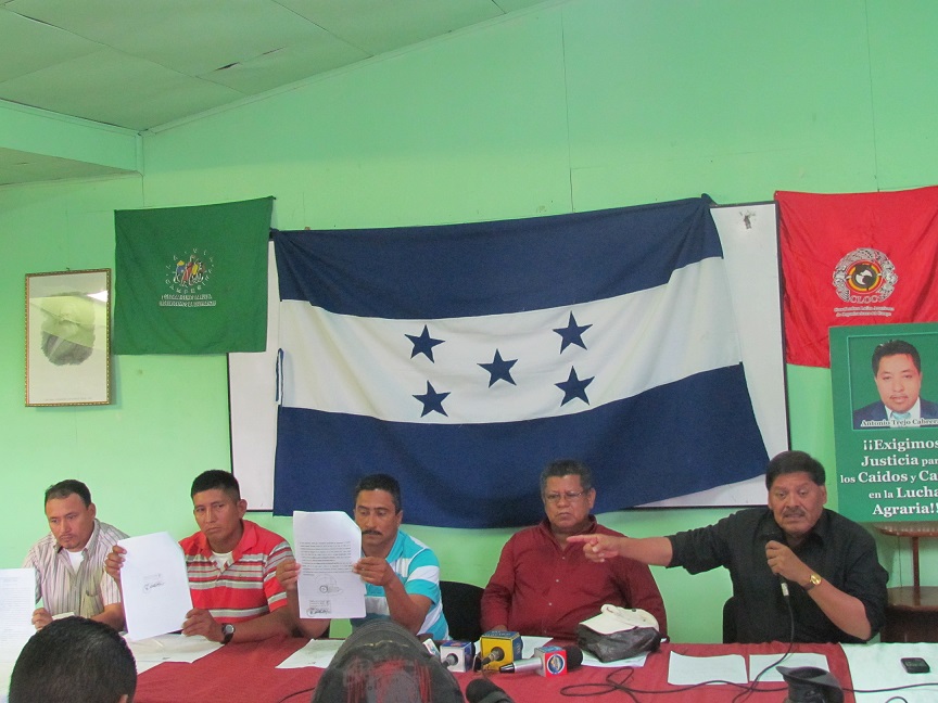 los presidentes de las tres fincas  acompaados de Ramn Navarro dirigente campesino y Rafael Alegria LVC