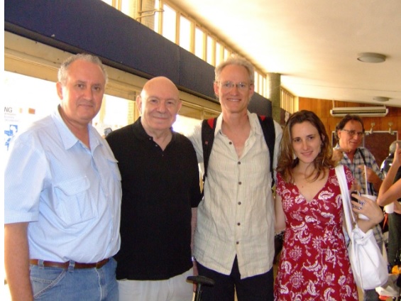 Teodor Shanin y los profesores Bernardo, Cliff y Yamila en el 3er Simposio Internacional de Geografía Agraria (SINGA), celebrado en la Universidad Estatal de Londrina, en octubre de 2007.